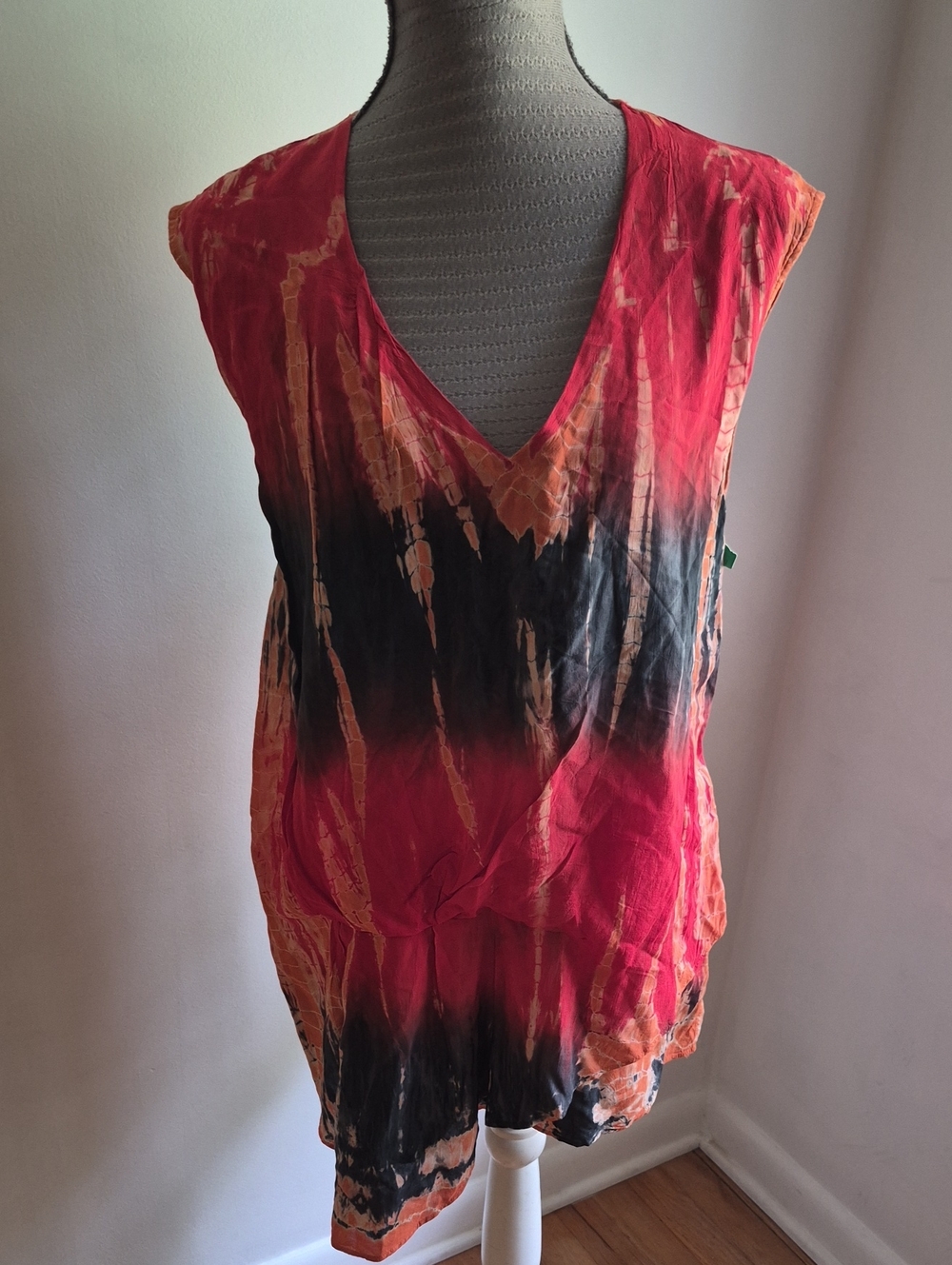 Women’s V-Neck Tie-Dye Top in Red and Black